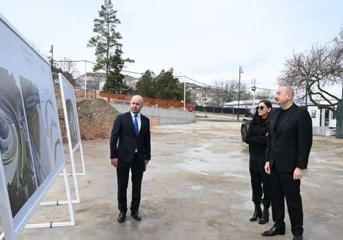 Prezident İlham Əliyev və birinci xanım Mehriban Əliyeva Şuşa məscidində aparılan tikinti işləri ilə tanış olublar.