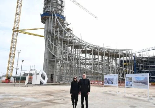 Prezident İlham Əliyev və birinci xanım Mehriban Əliyeva Şuşa məscidində aparılan tikinti işləri ilə tanış olublar.