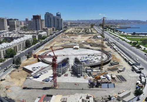 İlham Əliyev Bakıda Zəfər parkında aparılan tikinti işləri ilə tanış olub