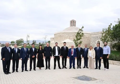 İlham Əliyev Ağdam şəhərində İmarət Kompleksinin bərpadan sonra a&ccedil;ılışında iştirak edib