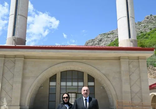 Prezident İlham Əliyev və birinci xanım Mehriban Əliyeva Şuşa rayonunun Daşaltı kənd məscidinin a&ccedil;ılışında iştirak ediblər