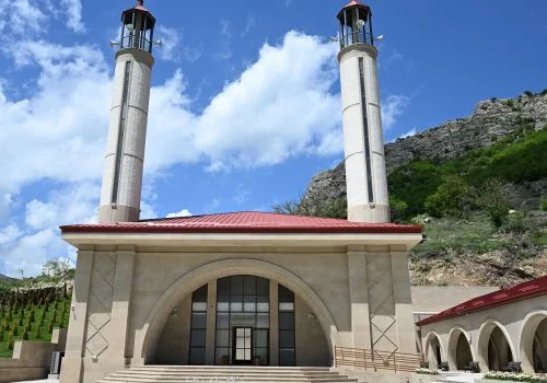 Prezident İlham Əliyev və birinci xanım Mehriban Əliyeva Şuşa rayonunun Daşaltı kənd məscidinin a&ccedil;ılışında iştirak ediblər