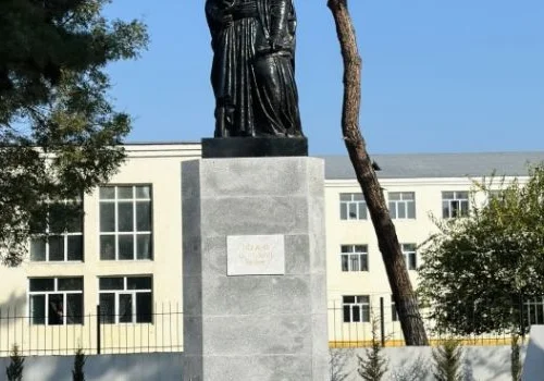 NİZAMİ GƏNCƏVİ PARKI