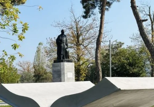 NİZAMİ GƏNCƏVİ PARKI